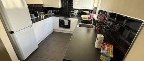 Cottage | Cucina privata | Frigorifero, lavastoviglie, bollitore elettrico, tostapane