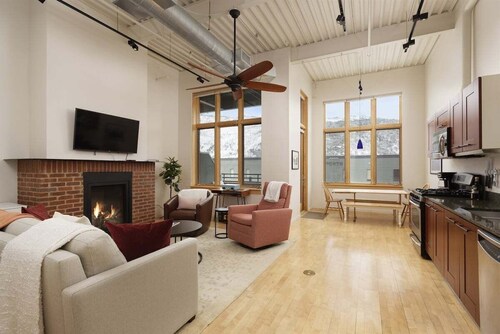 Mid-Valley Modern | Rooftop Deck, A/C, Gym