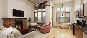 Mid-Valley Modern | Rooftop Deck, A/C, Gym