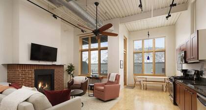 Mid-Valley Modern | Rooftop Deck, A/C, Gym