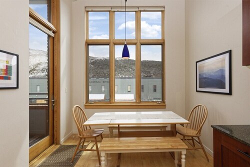 Mid-Valley Modern | Rooftop Deck, A/C, Gym