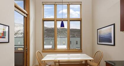 Mid-Valley Modern | Rooftop Deck, A/C, Gym