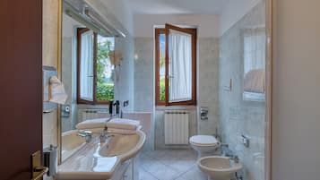 Bruser, hårtørrer, bidet, håndklæder