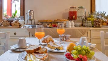 Un bufé de desayuno con diferentes alimentos y bebidas.