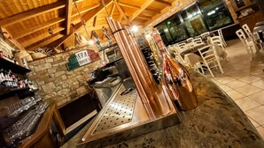 A bar area with copper mugs, a stone wall, and a sign that reads "JESSA HOUSE & BAR". - HOTEL   VILLA CAMPO ROSSO (Lazise)