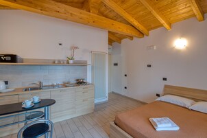 Mini-Kühlschrank, Esstisch