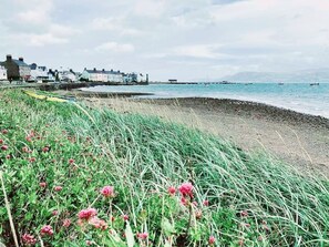 House, Multiple Beds | Beach - Lligwy House - Charming 3-bed House in Holyhead (Holyhead)