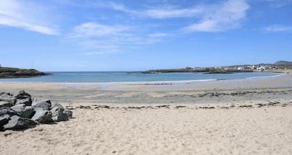 Lligwy House - Charming 3-bed House in Holyhead