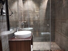 Habitación doble superior | Baño | Ducha, artículos de higiene personal gratuitos y secador de pelo