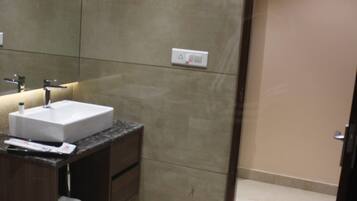 Habitación doble familiar | Baño | Regadera, amenidades de baño gratuitas, secadora de cabello, pantuflas