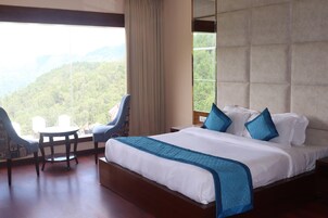 Minibar, caja fuerte, tabla de planchar con plancha y camas supletorias