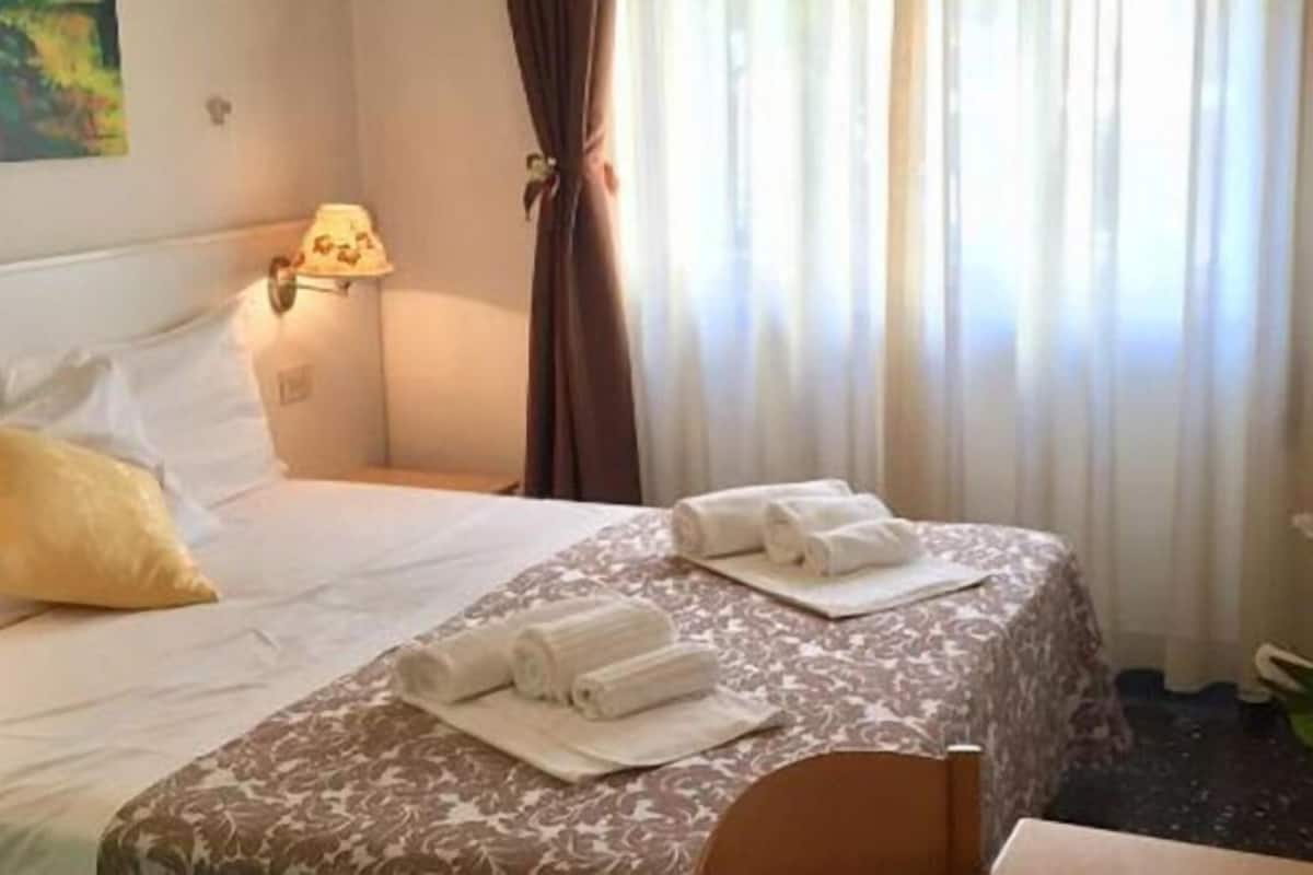 In-room safe, WiFi (free)