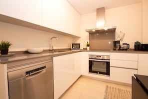 Frigorifero, microonde, forno, piano cottura
