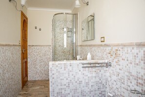 Dusche, Haartrockner, Bidet, Handtücher