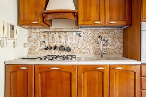 Een koelkast, een magnetron, een oven, een vaatwasser