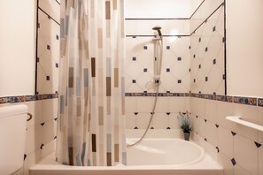 Badewanne, Haartrockner, Bidet, Handtücher