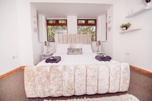 Casa | 6 quartos, ferros/tábuas de passar roupa, Wi-Fi de cortesia