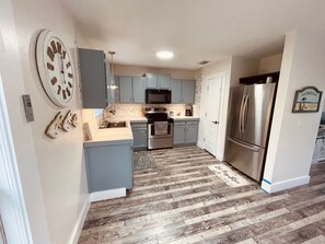 Frigorifero, microonde, forno, piano cottura