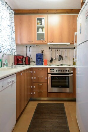 ثلاجة، ميكروويف، فرن، موقد طهي مسطح