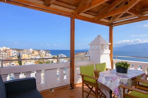 Outdoor dining - Lovely & Cozy Apartment with Magnificent Sea View, near the center (Crete)