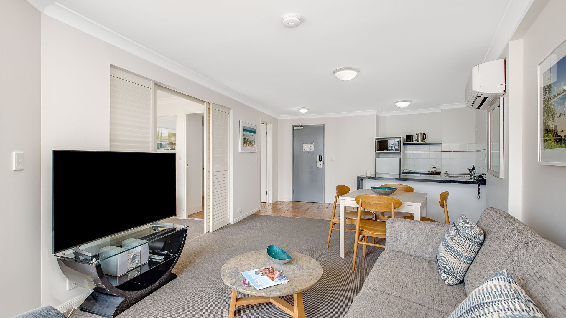 Calypso Plaza Resort Unit 429 Beachfront Resort Style complex in the heart of Coolangatta — image 6