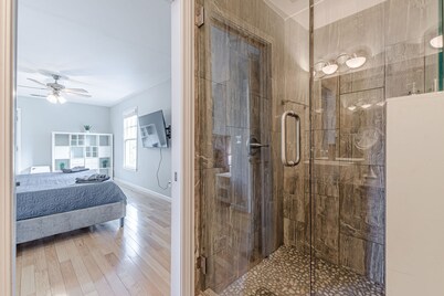 Chic Downtown Bungalow | Walk to Restaurants