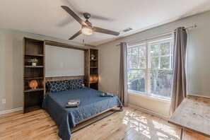 3 bedrooms, desk, iron/ironing board, free WiFi