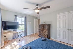 3 bedrooms, desk, iron/ironing board, free WiFi