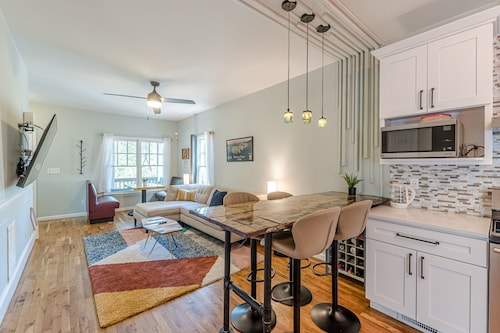 Chic Downtown Bungalow | Walk to Restaurants