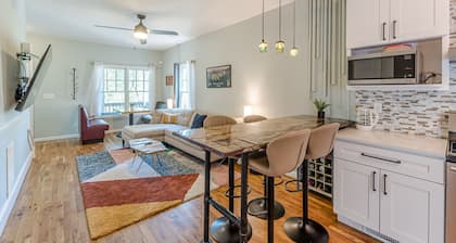 Chic Downtown Bungalow | Walk to Restaurants