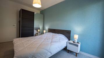 1 slaapkamer, een strijkplank/strijkijzer