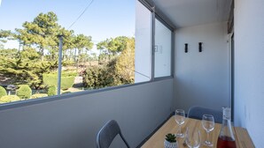 A balcony with a table, chairs, a bottle, and glasses. - Becs Beach 500m away - Apartment for 4 (Saint-Hilaire-de-Riez)
