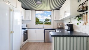 Jääkaappi, mikroaaltouuni, uuni, liesi