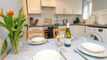 Refrigerador, tetera/pava eléctrica, tostadora, utensilios de cocina