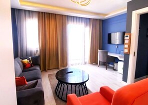 Suite Confort, 1 grand lit, vue ville | Minibar, coffres-forts dans les chambres, bureau, Wi-Fi gratuit