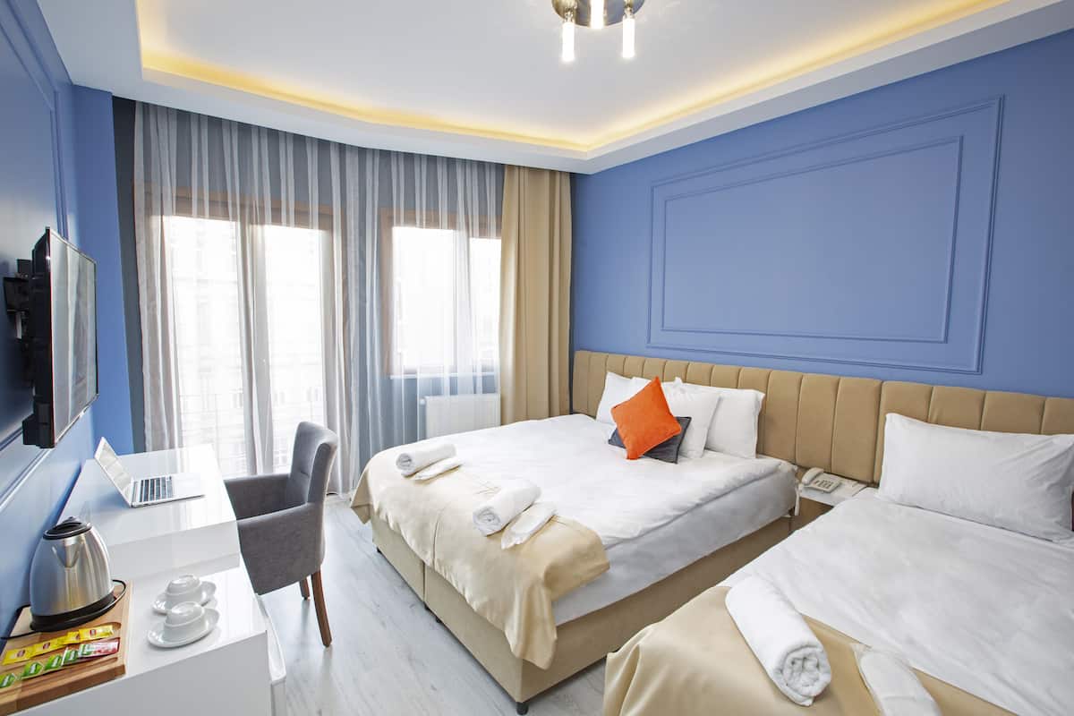 Habitación triple superior, 1 habitación, balcón | 1 habitación, minibar, caja de seguridad en la habitación y escritorio