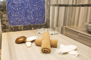 Hammam, soins d'aromathérapie, massages aux pierres chaudes
