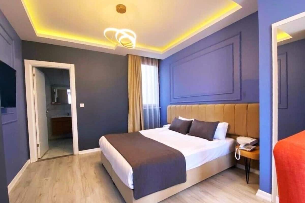 Suite Confort, 1 cama Queen size, vista a la ciudad | 1 habitación, minibar, caja de seguridad en la habitación y escritorio