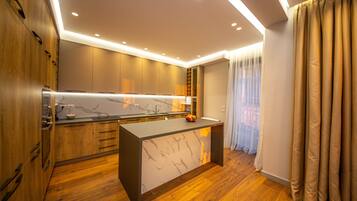 Luxury Villa, 2 Bedrooms | Dapur peribadi | Peti sejuk/penyejuk beku saiz penuh, ketuhar gelombang mikro, ketuhar