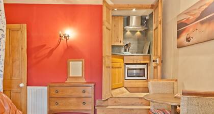 Lake District village apartment with private riverside hot tub