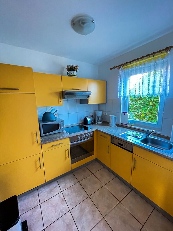 Casa Exclusive | Cucina privata | Frigorifero con congelatore, microonde, forno, piano cottura