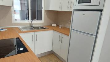 Een koelkast, een magnetron, een oven, een koffiezetapparaat/waterkoker