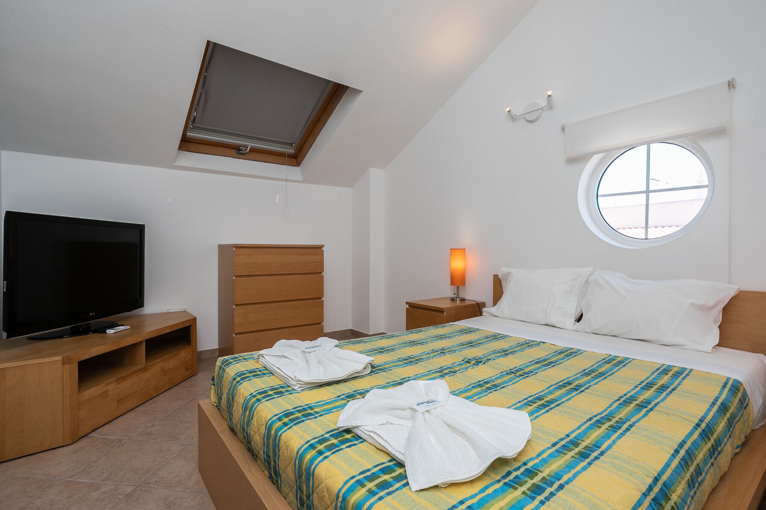 3 slaapkamers, een strijkplank/strijkijzer, gratis wifi, beddengoed