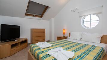 3 slaapkamers, een strijkplank/strijkijzer, gratis wifi, beddengoed