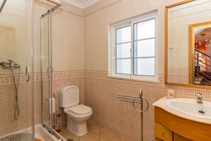 Bathtub, towels
