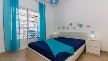 3 bedrooms, iron/ironing board, bed sheets