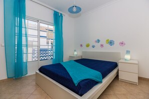3 bedrooms, iron/ironing board, bed sheets