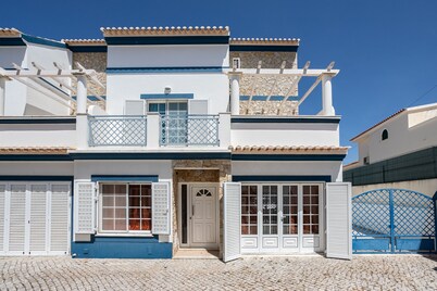 3 bedroom villa in condominium with swimming pool by AlgarveManta (12V3)