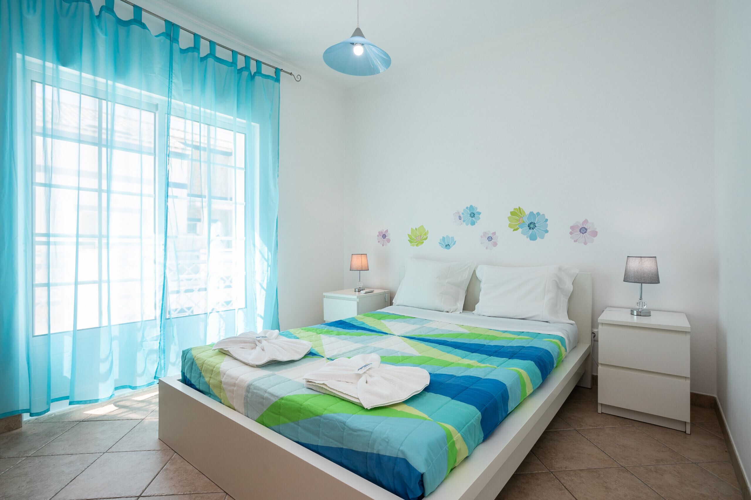 3 slaapkamers, een strijkplank/strijkijzer, gratis wifi, beddengoed