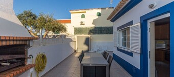 3 bedroom villa in condominium with swimming pool by AlgarveManta (12V3)